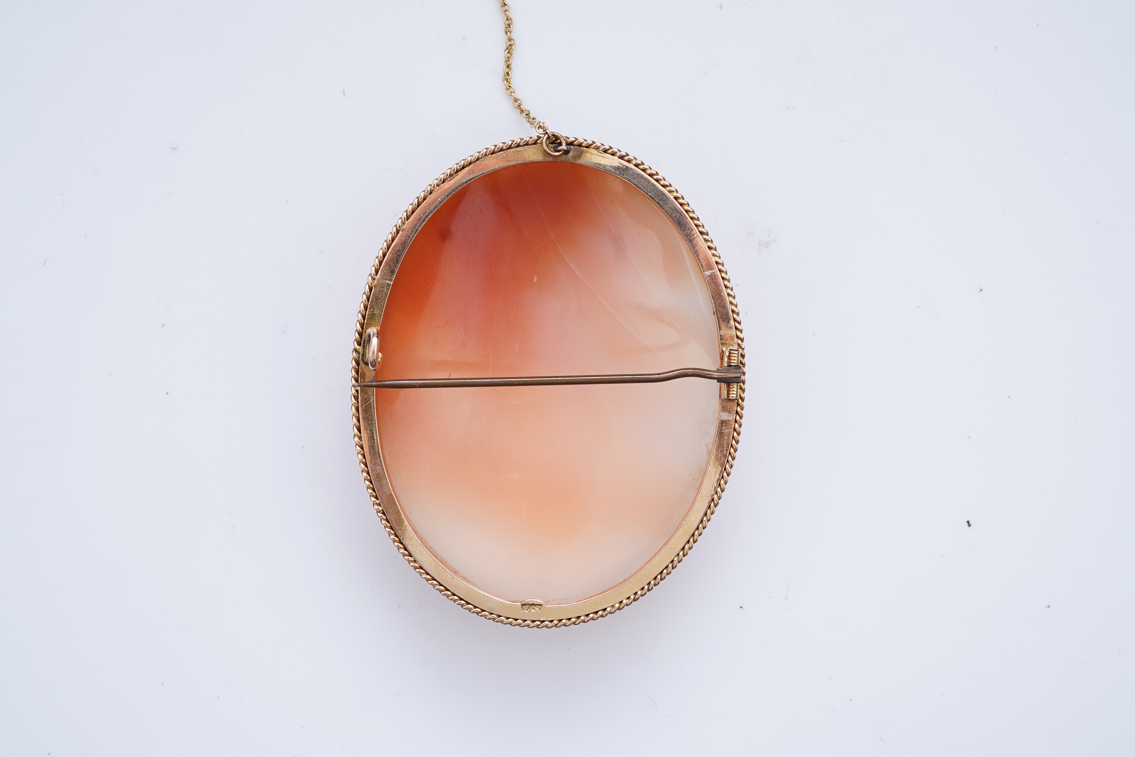 A shell cameo brooch, 20th century